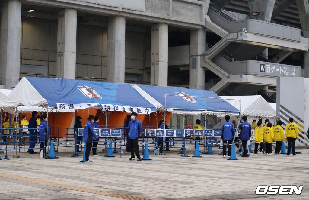 [사진]한일전을 앞두고 코로나19 방역에 나서고 있는 닛산 스타디움 전경 /타나베 미하루 통신원
