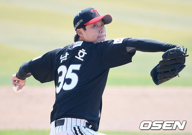 23일 오후 경기도 수원시 수원kt위즈파크에서 2021시즌 프로야구 kt 위즈와 LG 트윈스의 시범경기가 진행됐다.1회말 LG 선발 남호가 마운드에 올라 힘차게 공을 뿌리고 있다./ksl0919@osne.co.kr