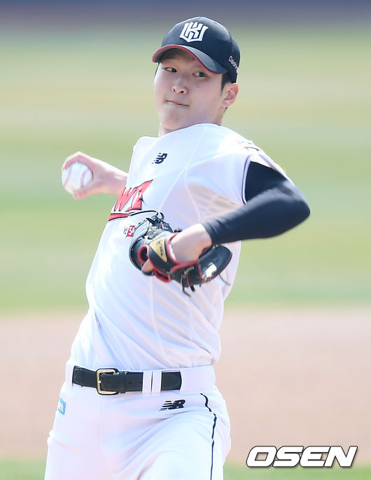 1회초 KT 선발 배재성이 마운드에 올라 힘차게 공을 뿌리고 있다./ksl0919@osne.co.kr