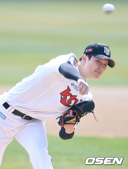 25일 오후 경기도 수원시 수원kt위즈파크에서 2021시즌 프로야구 kt 위즈와 한화 이글스의 시범경기가 진행됐다.1회초 KT 선발 배재성이 마운드에 올라 힘차게 공을 뿌리고 있다./ksl0919@osne.co.kr