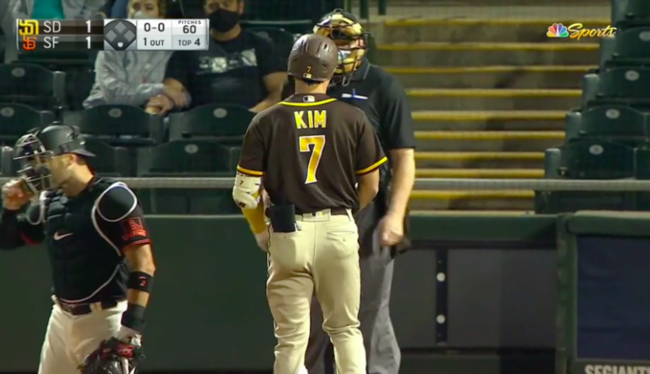 [사진] 김하성이 25일 샌프란시스코전에서 4회 삼진을 당한 뒤 심판에게 어필을 하고 있다. /MLB TV