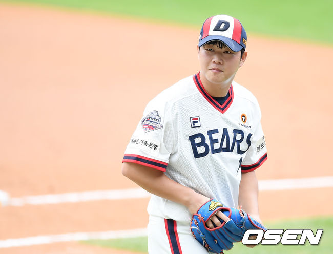 1회초 무실점으로 이닝을 마친 두산 선발 함덕주가 더그아웃으로 향하고 있따. /cej@osen.co.kr