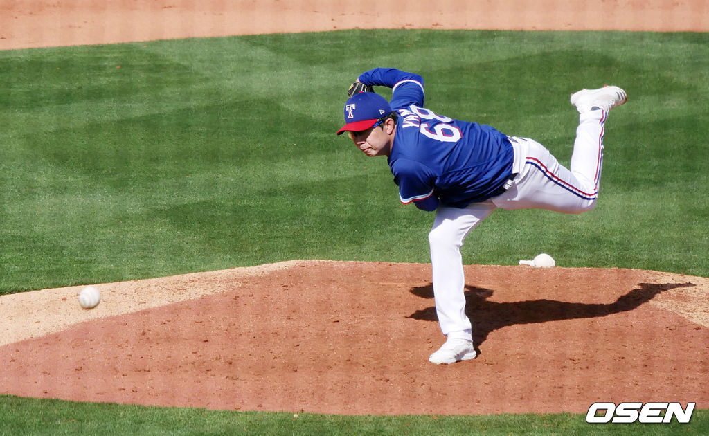 [OSEN=서프라이즈(미 애리조나주), 이사부 통신원]양현종이 힘차게 볼을 뿌리고 있다. /lsboo@osen.co.kr