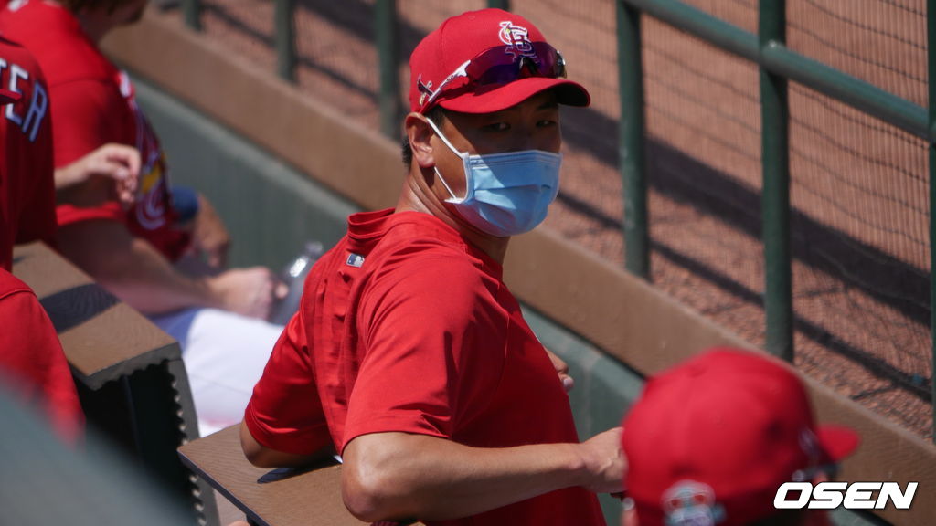 [OSEN=주피터(미 플로리다주), 이사부 통신원] 세인트루이스의 김광현이 지난 24일(한국시간) 미국 플로리다주 주피터의 로저 딘 스타디움에서 벌어진 워싱턴과의 경기에서 덕아웃에 앉아 동료들의 경기를 지켜보고 있다. /lsboo@osen.co.kr