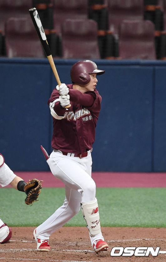 4회초 무사 1,2루 어웨이팀 김혜성이 안타를 때려내고 있다. /youngrae@osen.co.kr