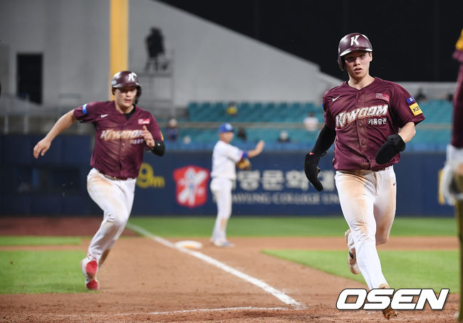1일 오후 대구 삼성라이온즈파크에서 '2020 신한은행 SOL KBO리그' 삼성 라이온즈와 키움 히어로즈의 경기가 열렸다.9회초 무사 1,2루 키움 김하성과 김혜성이 박동원의 안타로 득점을 올리고 있다. /youngrae@osen.co.kr