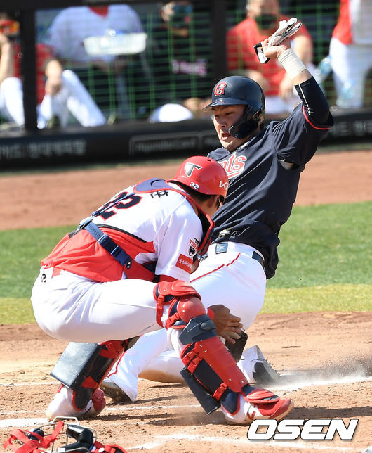 25일 광주-KIA 챔피언스필드에서 ‘2021 KBO리그’ KIA 타이거즈와 롯데 자이언츠의 시범경기가 열렸다.8회초 1사 3루 상황 롯데 강로한의 내야 땅볼 때 3루 주자 김민수가 홈으로 쇄도해 세이프되고 있다. 태그를 시도하는 KIA 포수는 이정훈. / dreamer@osen.co.kr