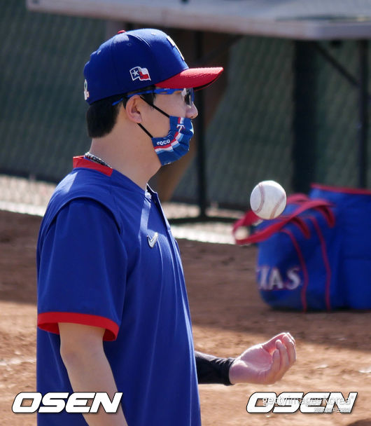 [OSEN=서프라이즈(미 애리조나주), 이사부 통신원]양현종이 동료선수들의 불펜 피칭을 지켜보고 있다. /lsboo@osen.co.kr