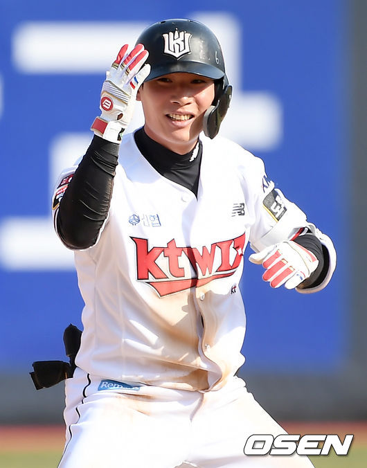 23일 오후 경기도 수원시 수원kt위즈파크에서 2021시즌 프로야구 kt 위즈와 LG 트윈스의 시범경기가 진행됐다.8회말 무사 KT 송민섭이 2루타를 날린 뒤 세레모니를 하고 있다./ksl0919@osne.co.kr