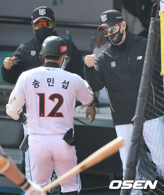25일 오후 경기도 수원시 수원kt위즈파크에서 2021시즌 프로야구 kt 위즈와 한화 이글스의 시범경기가 진행됐다.5회말 무사 KT 송민섭이 솔로 홈런을 날린 뒤 이강철 감독과 하이파이브를 하고 있다./ksl0919@osne.co.kr