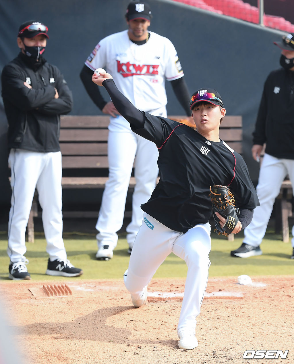 경기에 앞서 진행된 훈련에서 KT 문상인 포수가 이강철 감독이 지켜보는 가운데 불펜 피칭을 하고 있다./ soul1014@osen.co.kr