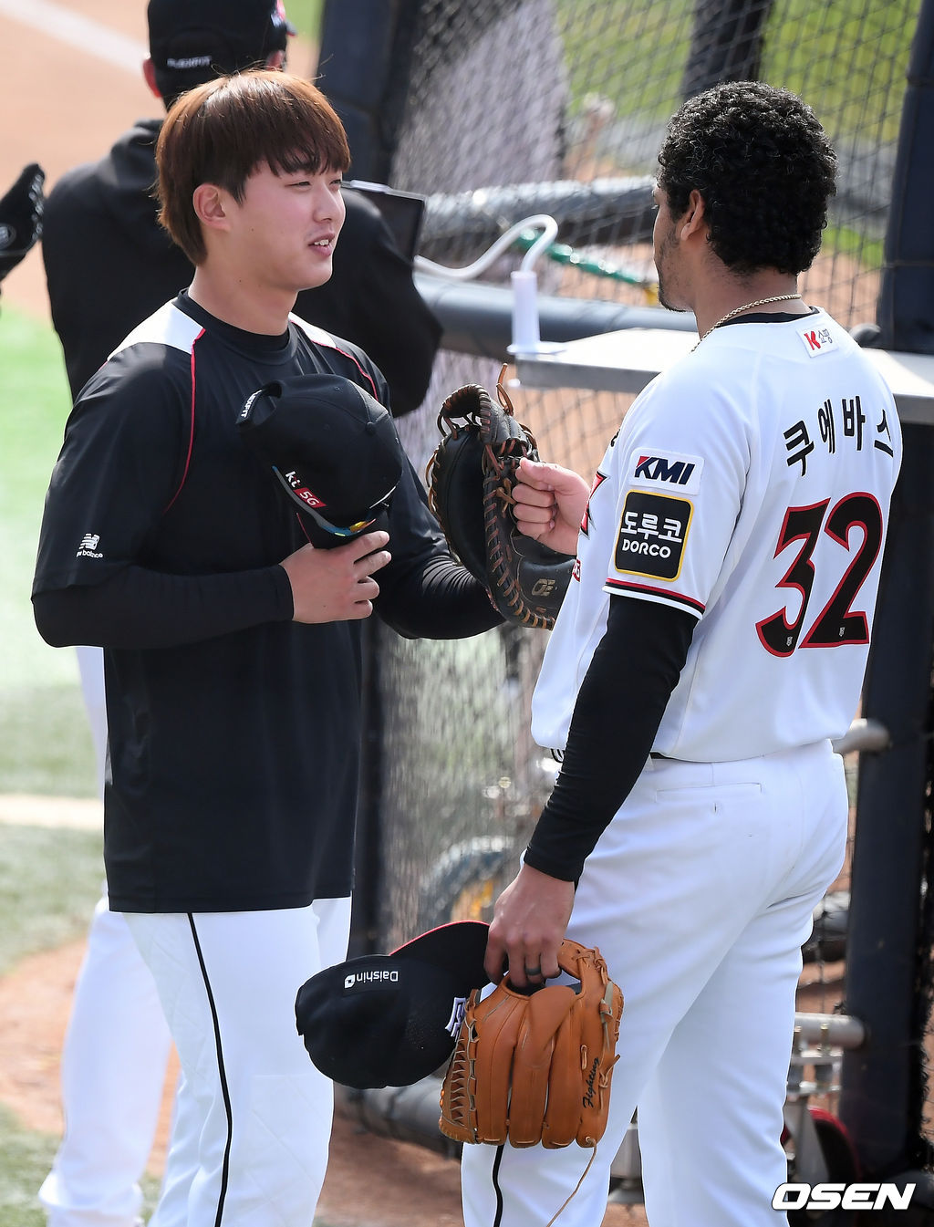 경기에 앞서 진행된 훈련에서 KT 문상인과 쿠에바스가 하이파이브를 하고 있다. / soul1014@osen.co.kr