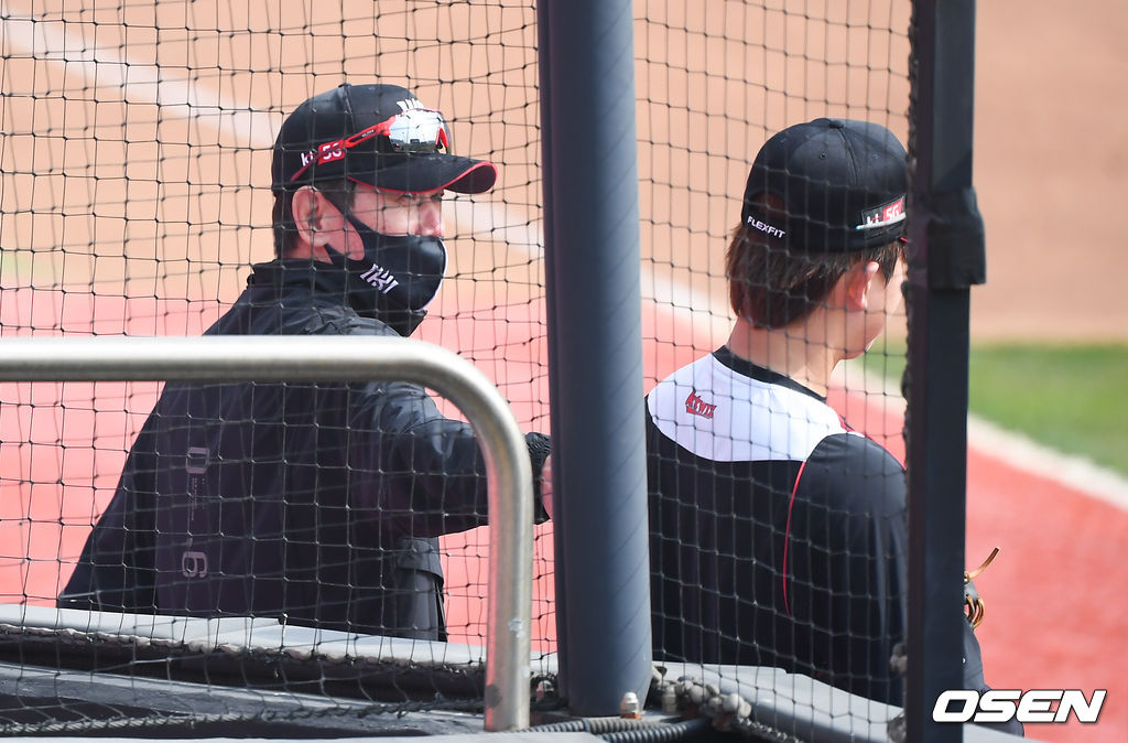 경기에 앞서 진행된 훈련에서 KT 이강철 감독이 포수 문상인의 불펜 피칭 이후 이야기를 건네고 있다. / soul1014@osen.co.kr