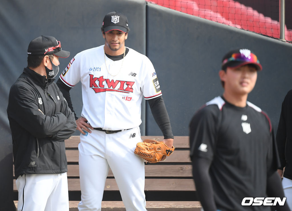 경기에 앞서 진행된 훈련에서 KT 이강철 감독이 포수 문상인의 불펜 피칭 관해 쿠에바스에게 의견을 묻고 있다../ soul1014@osen.co.kr