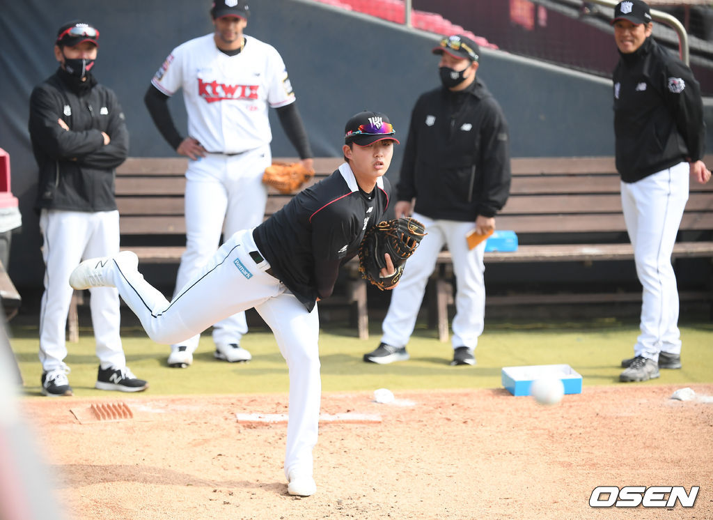 경기에 앞서 진행된 훈련에서 KT 문상인 포수가 이강철 감독이 지켜보는 가운데 불펜 피칭을 하고 있다./ soul1014@osen.co.kr