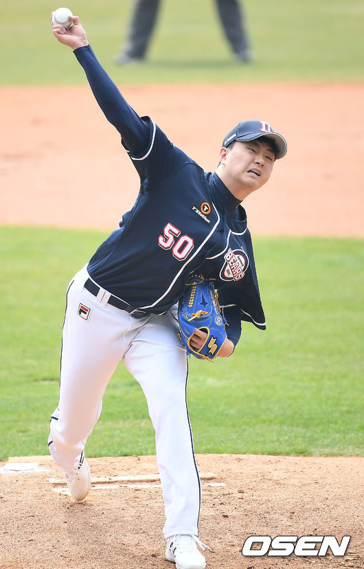 26일 오후 서울 잠실야구장에서 LG 트윈스와 두산 베어스의 시범경기가 열렸다. 1회말 두산 이영하가 역투하고 있다. /youngrae@osen.co.kr