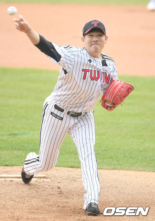 26일 오후 서울 잠실야구장에서 LG 트윈스와 두산 베어스의 시범경기가 열렸다. 1회초 LG 정찬헌이 역투하고 있다. /youngrae@osen.co.kr