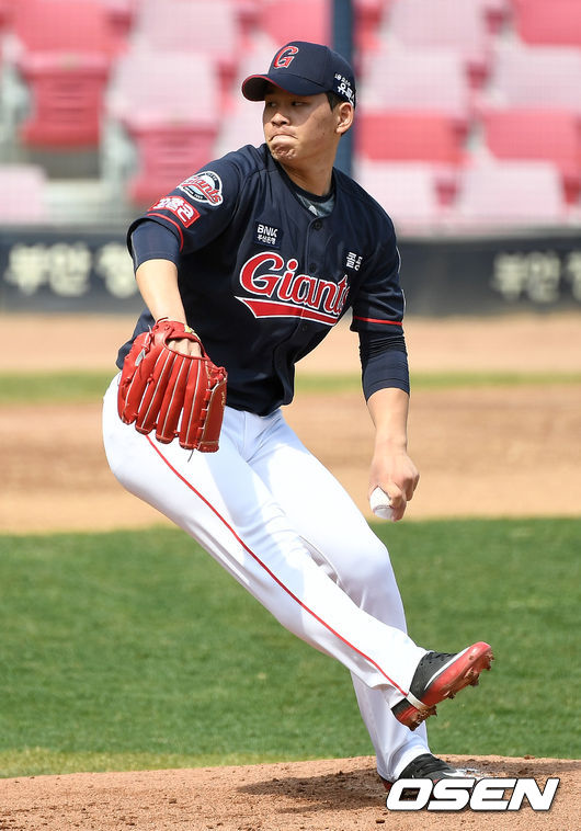 26일 광주-KIA 챔피언스필드에서 ‘2021 KBO리그’ KIA 타이거즈와 롯데 자이언츠의 시범경기가 열렸다.롯데 선발 김진욱이 힘차게 공을 뿌리고 있다. / dreamer@osen.co.kr