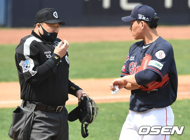 26일 광주-KIA 챔피언스필드에서 ‘2021 KBO리그’ KIA 타이거즈와 롯데 자이언츠의 시범경기가 열렸다.2회말 종료 후 추평호 주심이 마운드에서 손가락에 침을 바르는 행동을 한 롯데 선발 김진욱에게 주의를 주고 있다. / dreamer@osen.co.kr