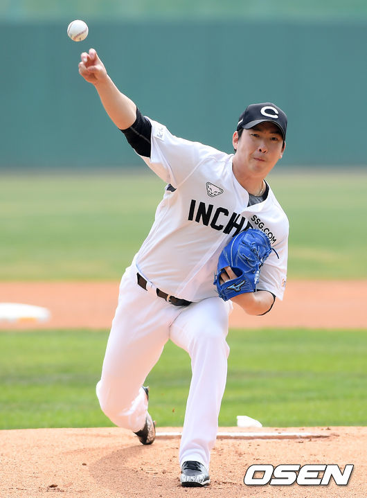 1회초 SSG 선발 문승원이 역투를 하고 있다. /cej@osen.co.kr