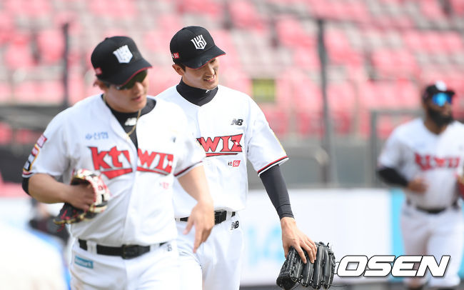 2회초 이닝종료 후 2피안타 기록한 KT 고영표 투수가 아쉬워하며 더그아웃으로 들어가고 있다./ soul1014@osen.co.kr