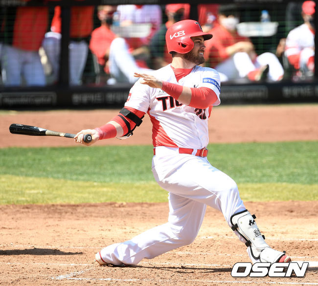 25일 광주-KIA 챔피언스필드에서 ‘2021 KBO리그’ KIA 타이거즈와 롯데 자이언츠의 시범경기가 열렸다.3회말 1사 주자없는 상황 KIA 터커가 안타를 날리고 있다. / dreamer@osen.co.kr