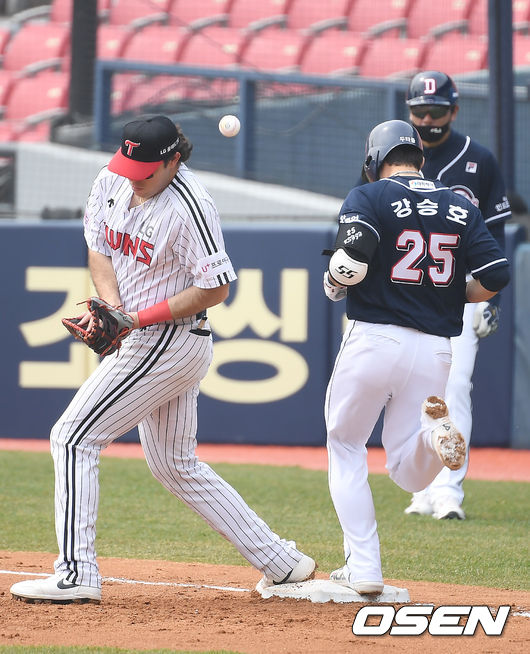 26일 오후 서울 잠실야구장에서 LG 트윈스와 두산 베어스의 시범경기가 열렸다. 2회초 2사 두산 강승호가 LG 김민성의 송구 실책으로 출루하고 있다. /youngrae@osen.co.kr
