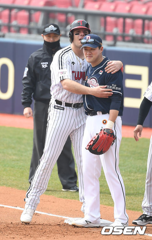 26일 오후 서울 잠실야구장에서 LG 트윈스와 두산 베어스의 시범경기가 열렸다. 1회말 무사 1루 LG 라모스가 안타를 때린 뒤 두산 양석환과 포옹을 하고 있다. /youngrae@osen.co.kr
