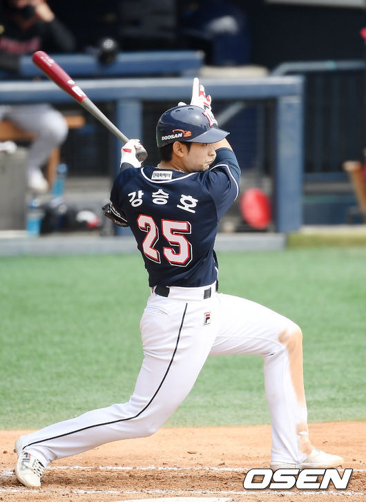 26일 오후 서울 잠실야구장에서 LG 트윈스와 두산 베어스의 시범경기가 열렸다. 5회초 무사 1,3루 두산 강승호가 중견수 희생플라이로 타점을 올리고 있다. /youngrae@osen.co.kr