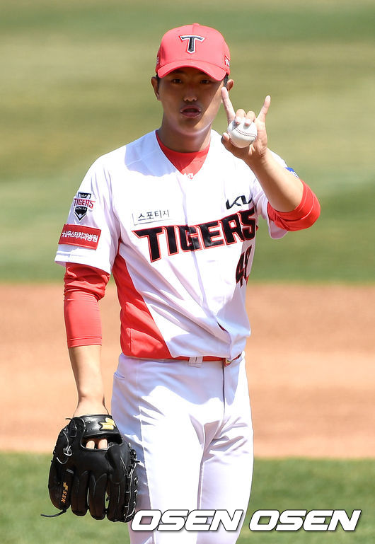 25일 광주-KIA 챔피언스필드에서 ‘2021 KBO리그’ KIA 타이거즈와 롯데 자이언츠의 시범경기가 열렸다.KIA 선발 이의리가 1회 투구를 앞두고 포수에게 사인을 보내고 있다. / dreamer@osen.co.kr