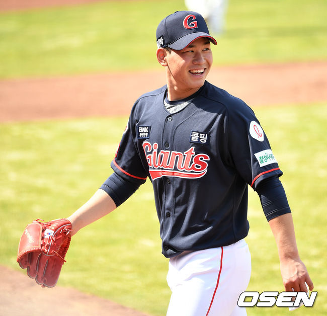 26일 광주-KIA 챔피언스필드에서 ‘2021 KBO리그’ KIA 타이거즈와 롯데 자이언츠의 시범경기가 열렸다.3회말 투구를 마친 롯데 선발 김진욱이 더그아웃으로 향하며 동료들과 대화를 나누고 있다. / dreamer@osen.co.k