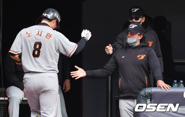 26일 오후 수원kt위즈파크에서 2021시즌 프로야구 kt 위즈와 한화 이글스의 시범경기가 진행됐다.6회초 1사 한화 노시환이 솔로홈런을 날리고 수베로 감독과 하이파이브를 하고 있다./ soul1014@osen.co.kr
