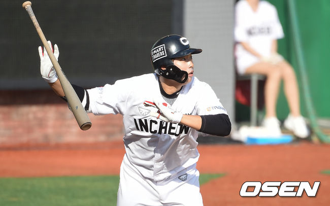 8회말 2사 SSG 오준혁이 솔로홈런을 날리고 있다. / soul1014@osen.co.kr