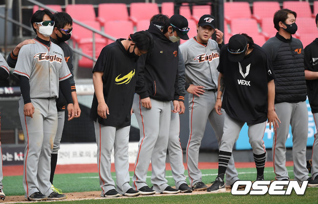 경기종료 후 9회 볼넷 남발을 보여줬던 한화 투수들이 아쉬운 표정을 짓고 있다.   / soul1014@osen.co.kr