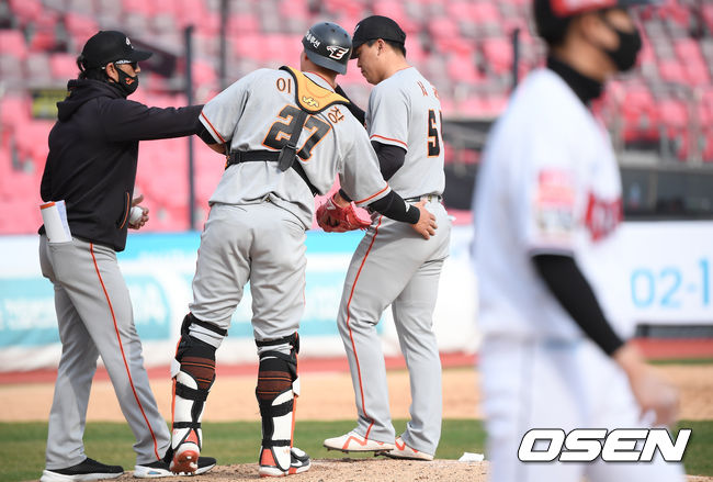 9회말 1사 만루 한화 서균 투수가 연속 볼넷을 허용하며 강판되고 있다.  / soul1014@osen.co.kr