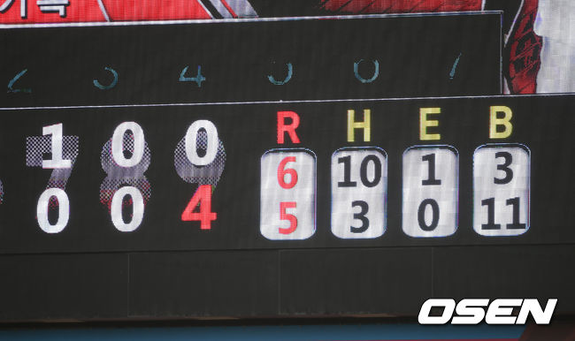 9회말 2사 한이닝 볼넷 7개로 한화 4실점이 기록된 전광판 모습.   / soul1014@osen.co.kr