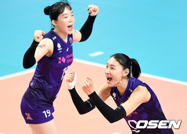 26일 오후 서울 장충체육관에서 ‘2020-2021 도드람 V-리그’ 여자부 챔피언 결정전 1차전 GS칼텍스와 흥국생명의 경기가 열렸다.1세트 득점에 성공한 흥국생명 김연경이 환호하고 있다. /sunday@osen.co.kr