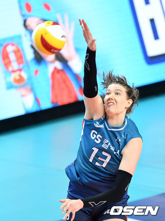 26일 오후 서울 장충체육관에서 ‘2020-2021 도드람 V-리그’ 여자부 챔피언 결정전 1차전 GS칼텍스와 흥국생명의 경기가 열렸다.2세트 GS칼텍스 러츠가 흥국생명의 블로킹 벽을 피해 공격을 시도하고 있다. /sunday@osen.co.kr