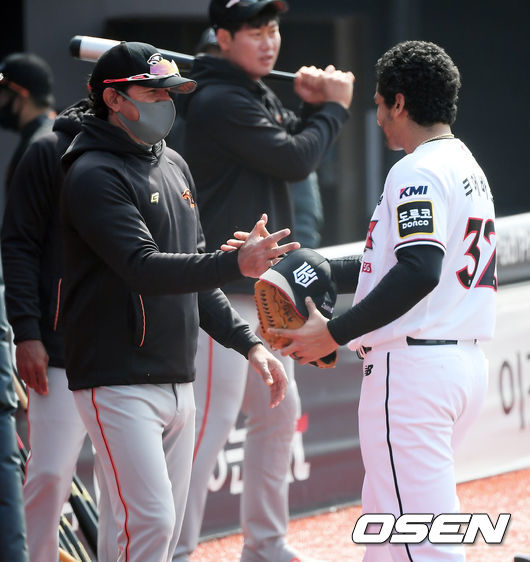 경기에 앞서 한화 수베로 감독과 KT 쿠에바스가 인사를 나누고 있다. 두 사람은 같은 베네수엘라 출신이다. / soul1014@osen.co.kr