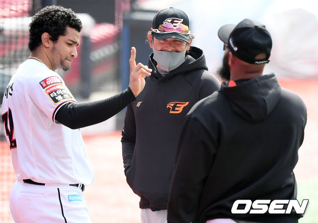 26일 오후 수원kt위즈파크에서 2021시즌 프로야구 kt 위즈와 한화 이글스의 시범경기가 진행된다.경기에 앞서 한화 수베로 감독과 KT 쿠에바스, 알몬테가 인사를 나누고 있다. / soul1014@osen.co.kr