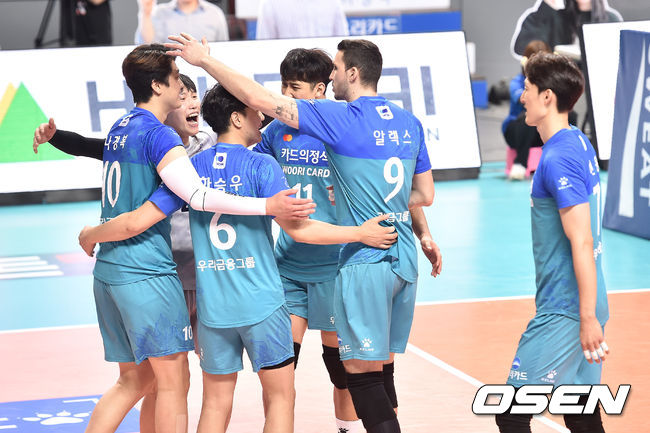 경기 종료 후 우리카드 선수들이 승리를 기뻐하고 있다. /cej@osen.co.kr