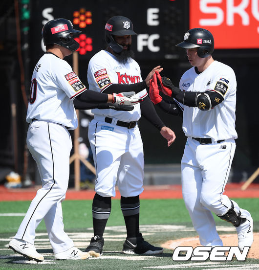 3회말 1사 만루 KT 이홍구가 재역전 만루홈런을 날리고 강백호, 알몬테의 축하를 받고 있다.  / soul1014@osen.co.kr