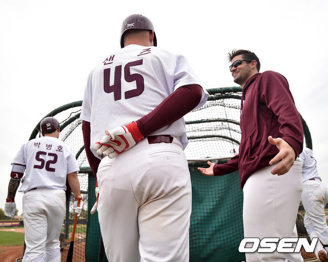 [사진] 2019년 키움 시절 브리검(오른쪽)과 샌즈(가운데) /OSEN DB