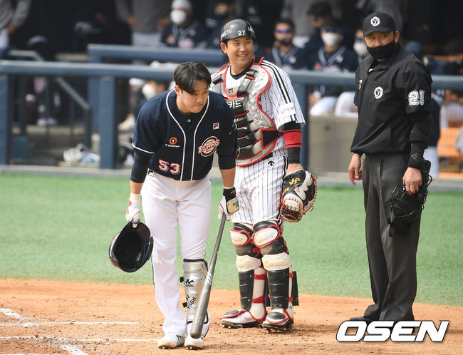 26일 오후 서울 잠실야구장에서 LG 트윈스와 두산 베어스의 시범경기가 열렸다. 2회초 두산 양석환이 타석에 들어서다 LG 더그아웃을 향해 인사를 하고 있다. /youngrae@osen.co.kr