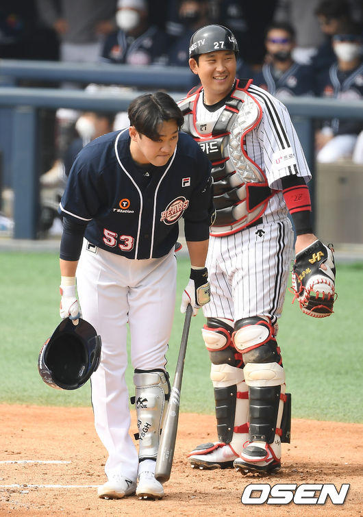 26일 오후 서울 잠실야구장에서 LG 트윈스와 두산 베어스의 시범경기가 열렸다. 2회초 1사 두산 양석환이 타석에 들어서다 LG 더그아웃을 향해 인사를 하고 있다. /youngrae@osen.co.kr