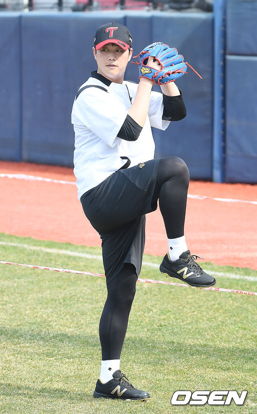 2:2 트레이드로 LG 유니폼을 입은 LG 함덕주가 캐치볼을 하고 있다. /youngrae@osen.co.kr