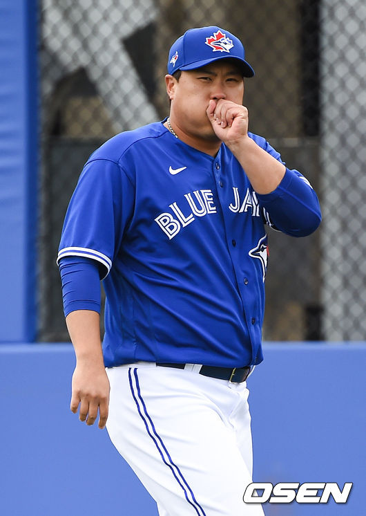 류현진은 28일(이하 한국시간) 미국 플로리다주 더니든 TD 봂파크에서 벌어진 2020 메이저리그 시범경기 미네소타 트윈스와 홈경기에 선발등판, 2회초 1사 주자 없는 상황에서 잰더 비엘에게 중월 솔로 홈런을 내줬다. 토론토 이적 후 첫 공식 경기에서 홈런으로 점수를 내줬다. 선발등판 앞둔 류현진이 입김을 불고 있다.  /soul1014@osen.co.kr