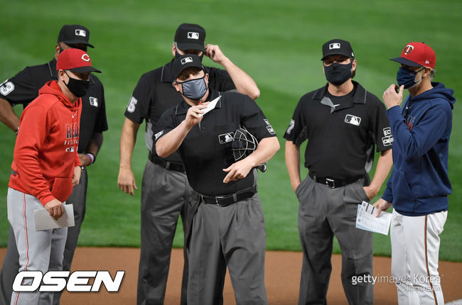 [사진] 라인업 교환을 위해 만난 형 데이비드 벨 신시내티 감독(왼쪽)과 동생 마이크 벨 미네소타 벤치코치. ⓒGettyimages(무단전재 및 재배포 금지)