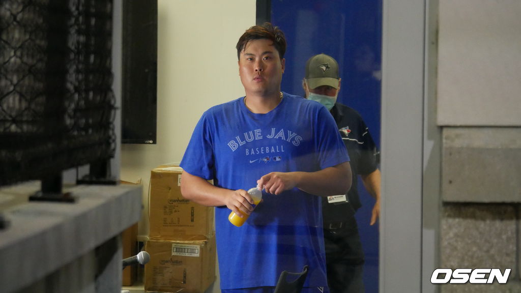 [OSEN=더니든(미 플로리다주), 이사부 통신원] 토론토의 류현진이 27일(한국시간) 플로리다주 더니든의 TD 볼파크에서 벌어진 필라델피아와의 시범경기를 마친 뒤 화상 인터뷰를 위해 인터뷰룸으로 들어서고 있다.  /lsboo@osen.co.kr