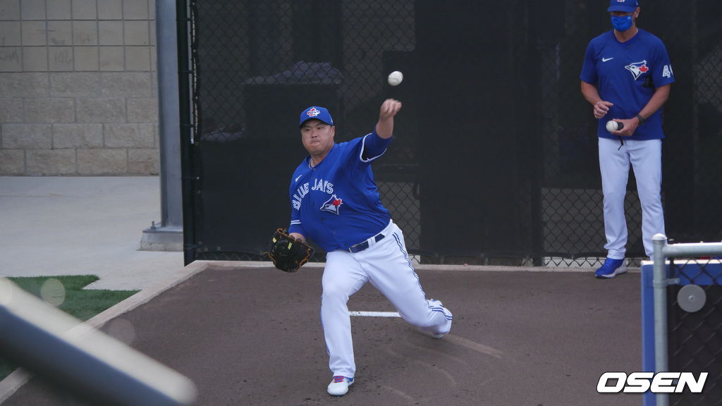 [OSEN=더니든(미 플로리다주), 이사부 통신원] 토론토의 류현진이 27일(한국시간) 플로리다주 더니든의 TD 볼파크에서 벌어진 필라델피아와의 시범경기에 앞서 불펜에서 구위를 점검하고 있다. /lsboo@osen.co.kr 
